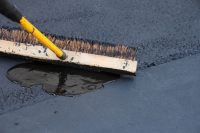 Для равномерного нанесения резиновой краски на неровную поверхность можно использовать тыльную сторону щетки или специальный шпатель Для равномерного нанесения резиновой краски на неровную поверхность можно использовать тыльную сторону щетки или специальный шпатель