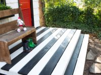 Для получения насыщенного оттенка, древесину стоит окрашивать двумя слоями акриловой краски Для получения насыщенного оттенка, древесину стоит окрашивать двумя слоями акриловой краски