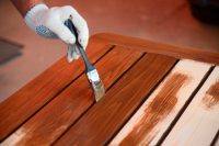 Для того чтобы получить долговечное и надежное покрытие деревянной поверхности, стоит использовать красители от известных брендов Для того чтобы получить долговечное и надежное покрытие деревянной поверхности, стоит использовать красители от известных брендов