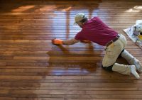 Для блеска окрашенной поверхности можно использовать специальный лак, который дополнительно обеспечит защиту дерева от механических нагрузок Для блеска окрашенной поверхности можно использовать специальный лак, который дополнительно обеспечит защиту дерева от механических нагрузок