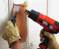 Для снятия нескольких слоев старой краски с деревянной поверхности можно использовать строительный фен и шпатель, но стоит обратить внимание на тип древесины чтобы ее не деформировать Для снятия нескольких слоев старой краски с деревянной поверхности можно использовать строительный фен и шпатель, но стоит обратить внимание на тип древесины чтобы ее не деформировать