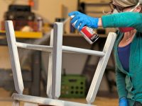 Красители для дерева без запаха выпускаются не только в банках и ведрах, но и в баллончиках, что позволяет быстро и удобно покрасить небольшие поверхности Красители для дерева без запаха выпускаются не только в банках и ведрах, но и в баллончиках, что позволяет быстро и удобно покрасить небольшие поверхности