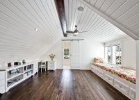 Водоэмульсионная краска для дерева имеет в составе ПВА и латекс и отличается доступной ценой Водоэмульсионная краска для дерева имеет в составе ПВА и латекс и отличается доступной ценой