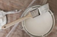 Состав и консистенцию водоэмульсионной краски для стен можно регулировать для удобства нанесения, используя воду Состав и консистенцию водоэмульсионной краски для стен можно регулировать для удобства нанесения, используя воду