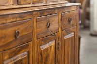 Многие красители для дерева не только маскируют неровности, но и подчеркивают красоту и текстуру сруба Многие красители для дерева не только маскируют неровности, но и подчеркивают красоту и текстуру сруба