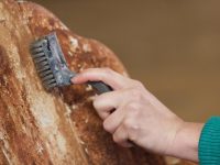 Вне зависимости от типа выбранной краски, поверхность стоит предварительно очистить от верхнего слоя ржавчины и грязи Вне зависимости от типа выбранной краски, поверхность стоит предварительно очистить от верхнего слоя ржавчины и грязи