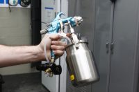 Перед нанесением молотковой краски пневмораспылителем, состав следует довести до рабочей консистенции специальными растворителями