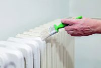 Окрашивать труднодоступные места с множеством изгибов удобнее, используя кисть или небольшой валик с длинным ворсом Окрашивать труднодоступные места с множеством изгибов удобнее, используя кисть или небольшой валик с длинным ворсом