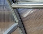 При сборке конструкции парника стоит уделить особое внимание креплениям и герметичности корпуса При сборке конструкции парника стоит уделить особое внимание креплениям и герметичности корпуса