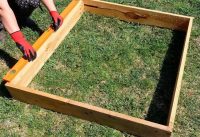 Для небольших парников из поликарбоната нет необходимости делать бетонный или кирпичный фундамент, для этой цели можно использовать деревянные доски Для небольших парников из поликарбоната нет необходимости делать бетонный или кирпичный фундамент, для этой цели можно использовать деревянные доски