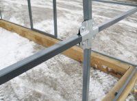 Для конструкции парника из профильной трубы подойдет фундамент из обработанного деревянного бруса Для конструкции парника из профильной трубы подойдет фундамент из обработанного деревянного бруса