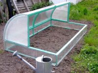 Поликарбонат можно использовать как для покрытия больших теплиц, так и для маленьких парников Поликарбонат можно использовать как для покрытия больших теплиц, так и для маленьких парников