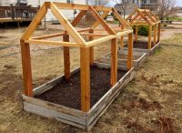 Деревянный каркас следует надежно прикрепить к фундаменту для того, чтобы избежать деформации покрывного материала при эксплуатации парника Деревянный каркас следует надежно прикрепить к фундаменту для того, чтобы избежать деформации покрывного материала при эксплуатации парника