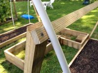 Каркас парника с использованием пластиковых труб довольно легкий, поэтому при необходимости его можно демонтировать и перенести в другое место Каркас парника с использованием пластиковых труб довольно легкий, поэтому при необходимости его можно демонтировать и перенести в другое место