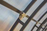 Для крепления листов поликарбоната к металлическому каркасу лучше использовать стальные уголки, которые не позволят конструкции расшатываться и деформироваться Для крепления листов поликарбоната к металлическому каркасу лучше использовать стальные уголки, которые не позволят конструкции расшатываться и деформироваться