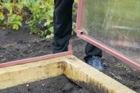 Готовый парник из поликарбоната легко монтировать, поскольку в комплект входят все необходимые крепления, держатели или инструкция по сборке Готовый парник из поликарбоната легко монтировать, поскольку в комплект входят все необходимые крепления, держатели или инструкция по сборке