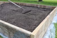 При возведении фундамента и короба для парника, можно сразу обустроить теплые грядки для растений, тем самым обеспечив подкормку овощным культурам При возведении фундамента и короба для парника, можно сразу обустроить теплые грядки для растений, тем самым обеспечив подкормку овощным культурам