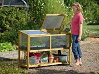 Компактный, открывающийся парник для рассады с полочкой для садовых принадлежностей и удобрений можно соорудить самостоятельно без больших финансовых вложений Компактный, открывающийся парник для рассады с полочкой для садовых принадлежностей и удобрений можно соорудить самостоятельно без больших финансовых вложений