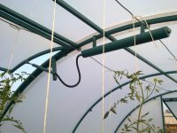 Готовые конструкции от производителя могут быть оснащены специальными механизмами для фиксации крышки парника Готовые конструкции от производителя могут быть оснащены специальными механизмами для фиксации крышки парника