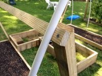 Для того чтобы скрепить деревянные детали теплицы, лучше использовать саморезы, а не гвозди Для того чтобы скрепить деревянные детали теплицы, лучше использовать саморезы, а не гвозди