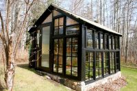 С помощью старых застекленных оконных рам можно возвести надежную теплицу для выращивания рассады и других растений С помощью старых застекленных оконных рам можно возвести надежную теплицу для выращивания рассады и других растений