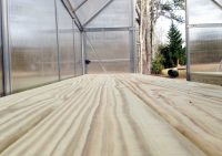 Для удобства, в теплице можно соорудить широкие полки из дерева, которые будут удобны для выращивания рассады Для удобства, в теплице можно соорудить широкие полки из дерева, которые будут удобны для выращивания рассады