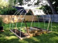 Небольшие парники из ПВХ труб очень удобны, поскольку не занимают много места и могут быть перенесены, в зависимости от сезона и погоды Небольшие парники из ПВХ труб очень удобны, поскольку не занимают много места и могут быть перенесены, в зависимости от сезона и погоды