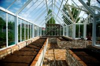 Большие теплицы требуют наличия прочного ленточного фундамента Большие теплицы требуют наличия прочного ленточного фундамента