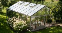 Большие стеклянные теплицы сложно переместить в случае необходимости, поэтому перед строительством следует уделить особое внимание выбору места Большие стеклянные теплицы сложно переместить в случае необходимости, поэтому перед строительством следует уделить особое внимание выбору места