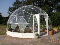 Несмотря на сложность конструкции, геодезический парник можно построить своими руками с помощью точных расчетов и специальных креплений для труб Несмотря на сложность конструкции, геодезический парник можно построить своими руками с помощью точных расчетов и специальных креплений для труб