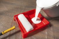 Валик с лотком наиболее удобны в применении для покраски стен Валик с лотком наиболее удобны в применении для покраски стен