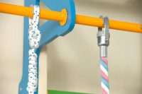 Пример надежного комбинирования материалов при изготовлении шведской стенки, что позволяет развивать тактильное восприятие маленьких детей Пример надежного комбинирования материалов при изготовлении шведской стенки, что позволяет развивать тактильное восприятие маленьких детей