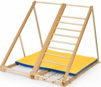 Для самых маленьких детей, шведская стенка представлена в виде уголка, который мобилен и выполнен из самых безопасных материалов Для самых маленьких детей, шведская стенка представлена в виде уголка, который мобилен и выполнен из самых безопасных материалов