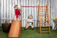 Деревянная шведская стенка с турником Kampfer-Kitty оснащена горкой и качелей, а также мобильна - ее можно перемещать по квартире или взять с собой на дачу Деревянная шведская стенка с турником Kampfer-Kitty оснащена горкой и качелей, а также мобильна - ее можно перемещать по квартире или взять с собой на дачу