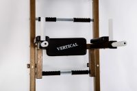 Шведская стенка для взрослых оснащена турником для отжимания, но такую комплектующую можно приобрести отдельно и прикрепить к детской стенке Шведская стенка для взрослых оснащена турником для отжимания, но такую комплектующую можно приобрести отдельно и прикрепить к детской стенке