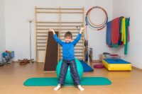 Самым простым вариантом шведской стенки является рама с поперечными перекладинами, но такой турник можно комбинировать с другими приспособлениями для занятий спортом Самым простым вариантом шведской стенки является рама с поперечными перекладинами, но такой турник можно комбинировать с другими приспособлениями для занятий спортом