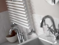 Современные водяные полотенцесушители оснащены регулятором, которым можно поддерживать нужную температуру прибора Современные водяные полотенцесушители оснащены регулятором, которым можно поддерживать нужную температуру прибора