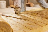 Настильный потолок удобен в эксплуатации, в частности, в плане утепления. При необходимости, слои изоляторов можно заменить без особых усилий Настильный потолок удобен в эксплуатации, в частности, в плане утепления. При необходимости, слои изоляторов можно заменить без особых усилий