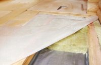 Гидроизоляционная мембрана защищает нижние слои от влаги и обязательно должна укладываться внахлест Гидроизоляционная мембрана защищает нижние слои от влаги и обязательно должна укладываться внахлест