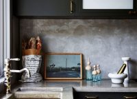 Фактурная штукатурка, в составе которой присутствуют специальные водоотталкивающие компоненты, можно использовать для оформления фартука кухни Фактурная штукатурка, в составе которой присутствуют специальные водоотталкивающие компоненты, можно использовать для оформления фартука кухни