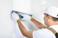 В зависимости от выбранного декоративного эффекта, можно предварительно выровнять стены с помощью базового слоя штукатурки или сразу наносить толстый слой материала с последующим созданием фактуры В зависимости от выбранного декоративного эффекта, можно предварительно выровнять стены с помощью базового слоя штукатурки или сразу наносить толстый слой материала с последующим созданием фактуры