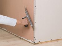 При нанесении штукатурки, стоит обратить особое внимание углам, используя специальные уголки и армирующую сетку При нанесении штукатурки, стоит обратить особое внимание углам, используя специальные уголки и армирующую сетку