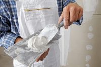 Перед нанесением штукатурки, стены предварительно необходимо прогрунтовать специальными средствами для улучшения адгезии Перед нанесением штукатурки, стены предварительно необходимо прогрунтовать специальными средствами для улучшения адгезии