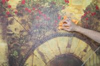 Самоклеющаяся фреска состоит из довольно тонкого материала, поэтому необходимо монтировать ее довольно аккуратно Самоклеющаяся фреска состоит из довольно тонкого материала, поэтому необходимо монтировать ее довольно аккуратно