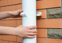 Фиксация труб водостока на стене - важная часть, которой стоит уделить достаточно внимания Фиксация труб водостока на стене - важная часть, которой стоит уделить достаточно внимания