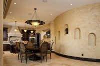 Декоративной штукатурке можно придать любую форму с помощью специальных инструментов Декоративной штукатурке можно придать любую форму с помощью специальных инструментов