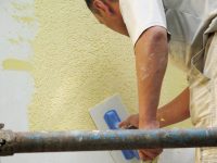 В случае, если нет необходимых навыков нанесения штукатурки, нанесение «короеда» лучше доверить специалистам В случае, если нет необходимых навыков нанесения штукатурки, нанесение «короеда» лучше доверить специалистам