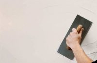 Для того чтобы подготовить поверхность для «короеда», необходимо нанести базовый слой штукатурки и дать ему просохнуть Для того чтобы подготовить поверхность для «короеда», необходимо нанести базовый слой штукатурки и дать ему просохнуть