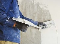 Перед нанесением штукатурки, стену необходимо качественно прогрунтовать Перед нанесением штукатурки, стену необходимо качественно прогрунтовать