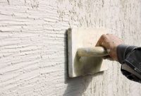 В зависимости от направления движения кельмы можно получить разные фактуры на поверхности штукатурки В зависимости от направления движения кельмы можно получить разные фактуры на поверхности штукатурки